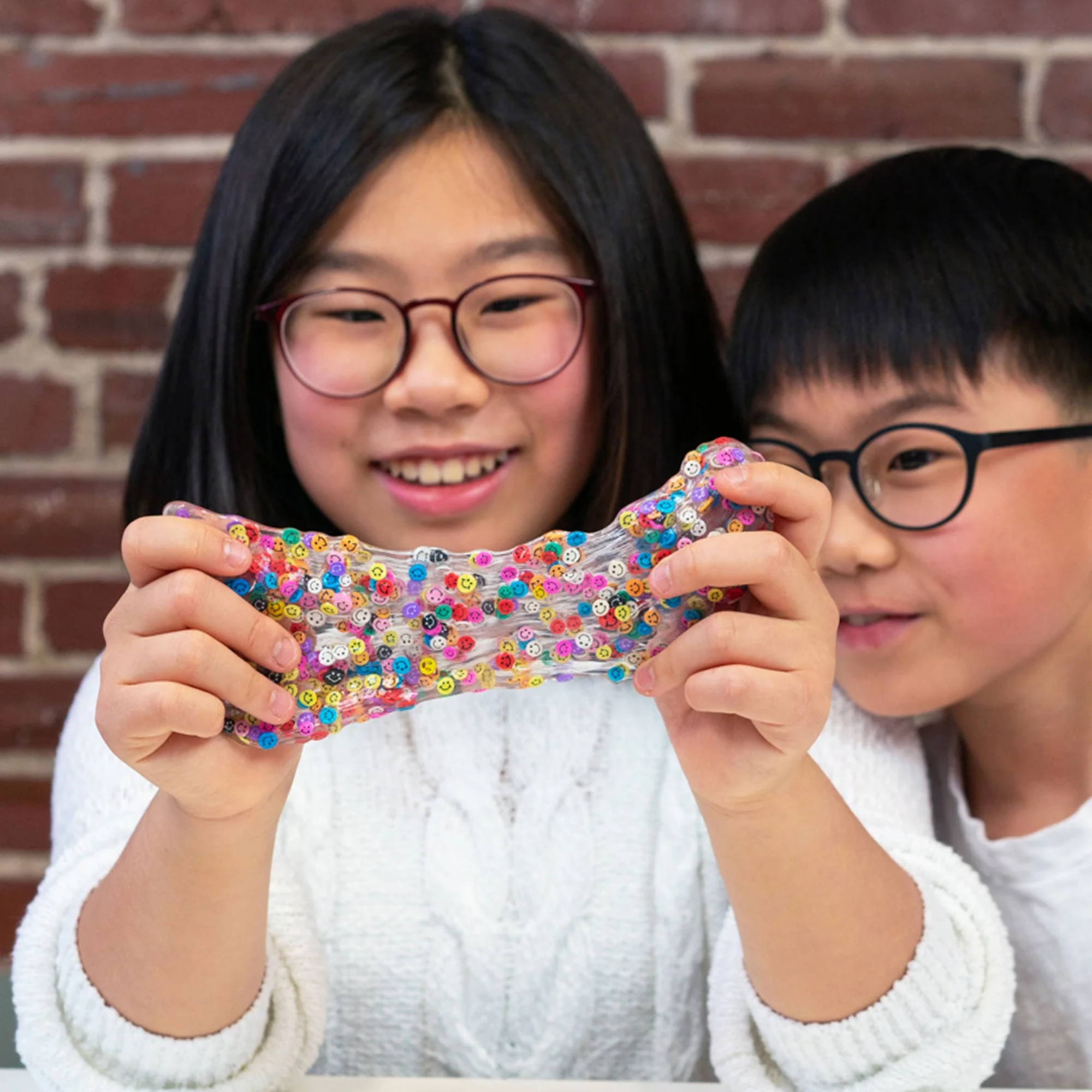 مخبأ آرون المجنون في الداخل! معجون التفكير بمشاعر مختلطة، علبة معدنية مقاس 4 بوصات مع 90 غرامًا من معجون اللعب الحسي غير السام الذي لا يجف أبدًا، لعبة فيدجيت إبداعية ناعمة الملمس للأولاد والبنات من عمر 3 سنوات فما فوق.