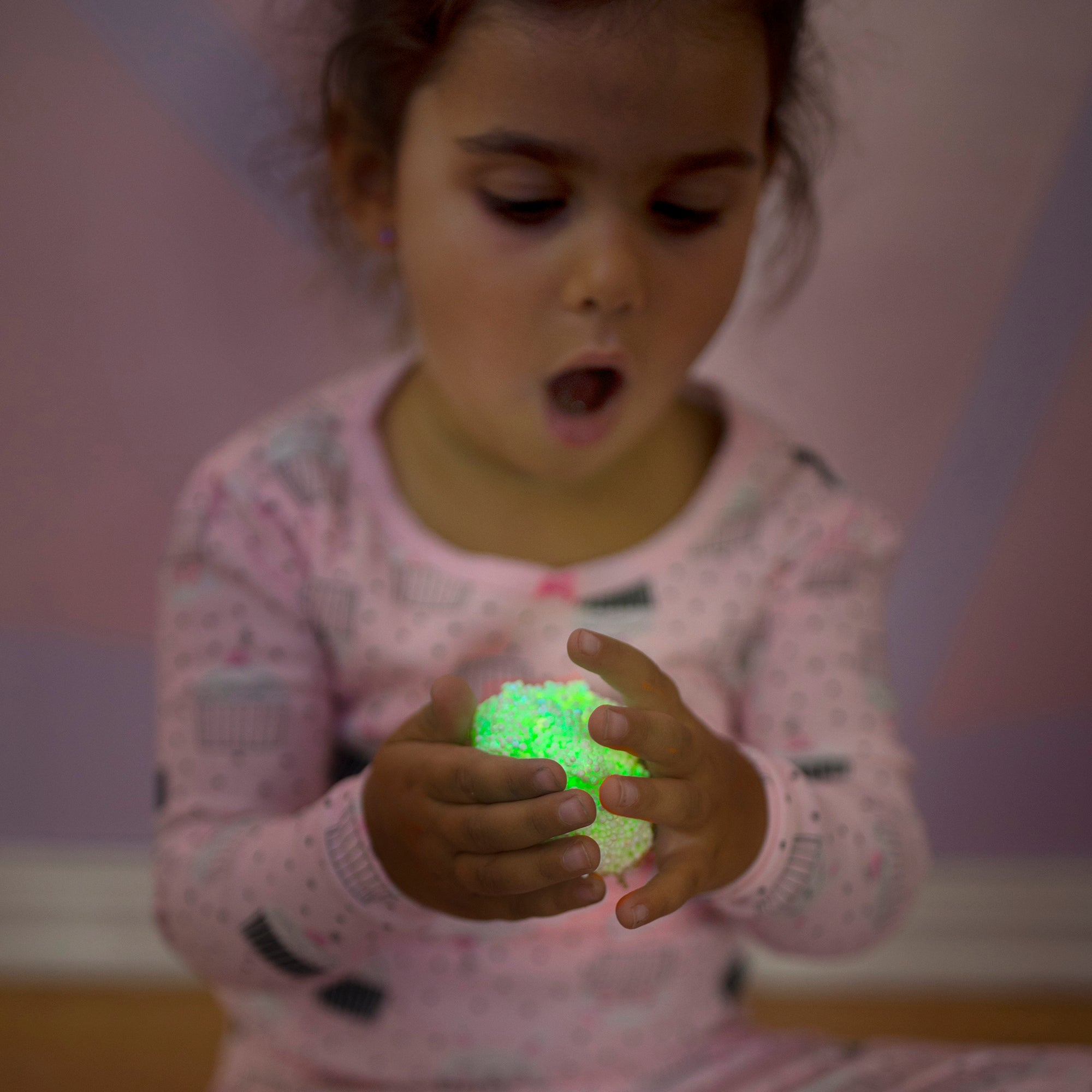 مجموعة من 4 قطع من رغوة اللعب الحسية المتوهجة في الظلام من Learning Resources، لا تسبب الفوضى، لا تجف أبدًا، تتوهج في الظلام من أجل متعة إبداعية