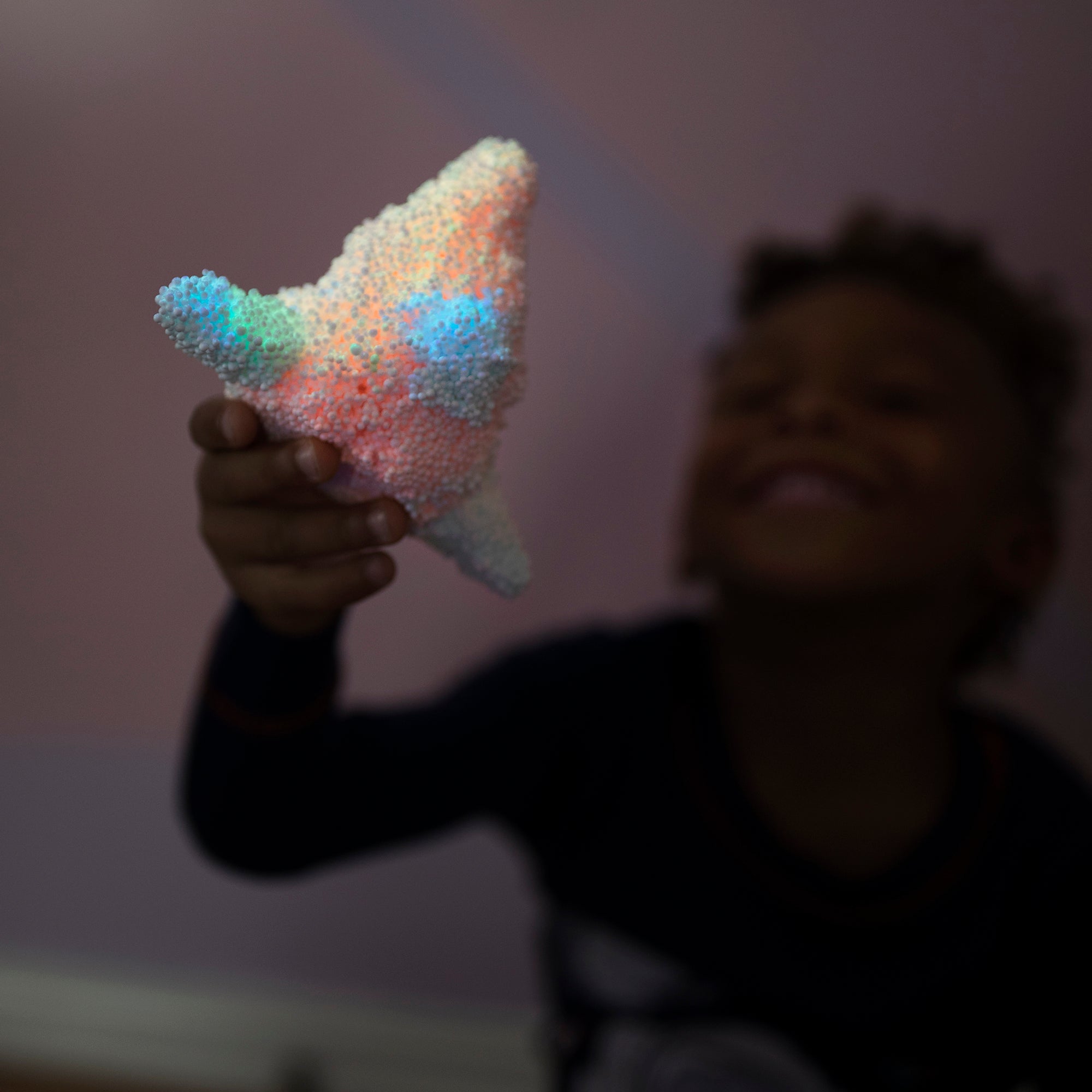 مجموعة من 4 قطع من رغوة اللعب الحسية المتوهجة في الظلام من Learning Resources، لا تسبب الفوضى، لا تجف أبدًا، تتوهج في الظلام من أجل متعة إبداعية